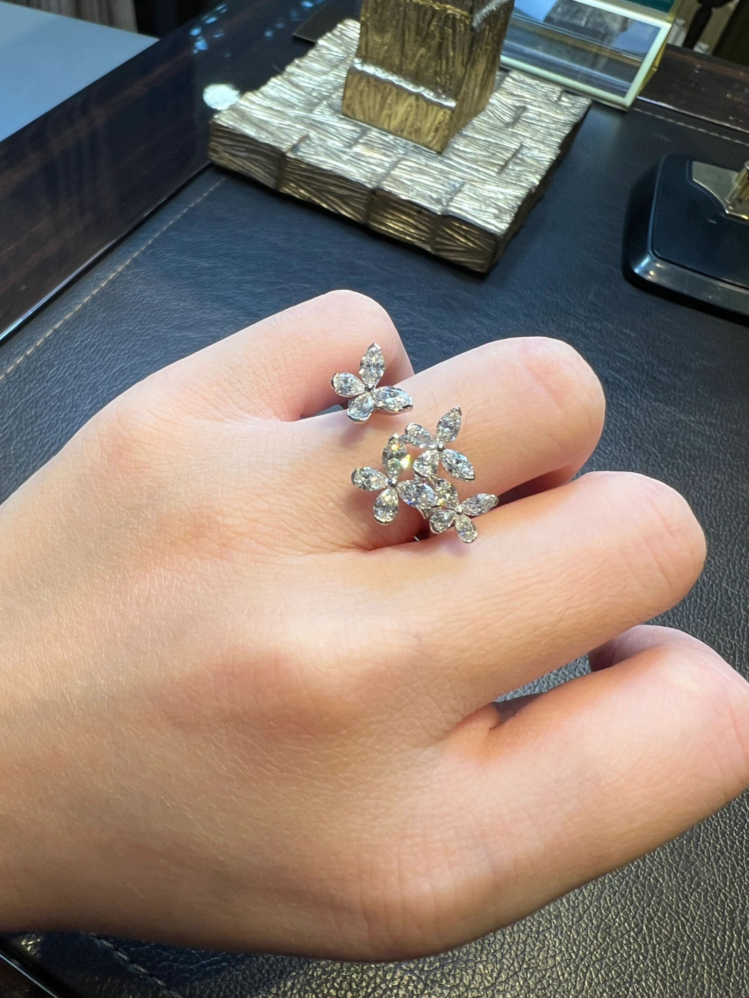 【】量大咨询客Fu❗️

【彩宝系列-蝴蝶戒指】通体925纯银保色度做到目前市面最优！！独家配方！！里里