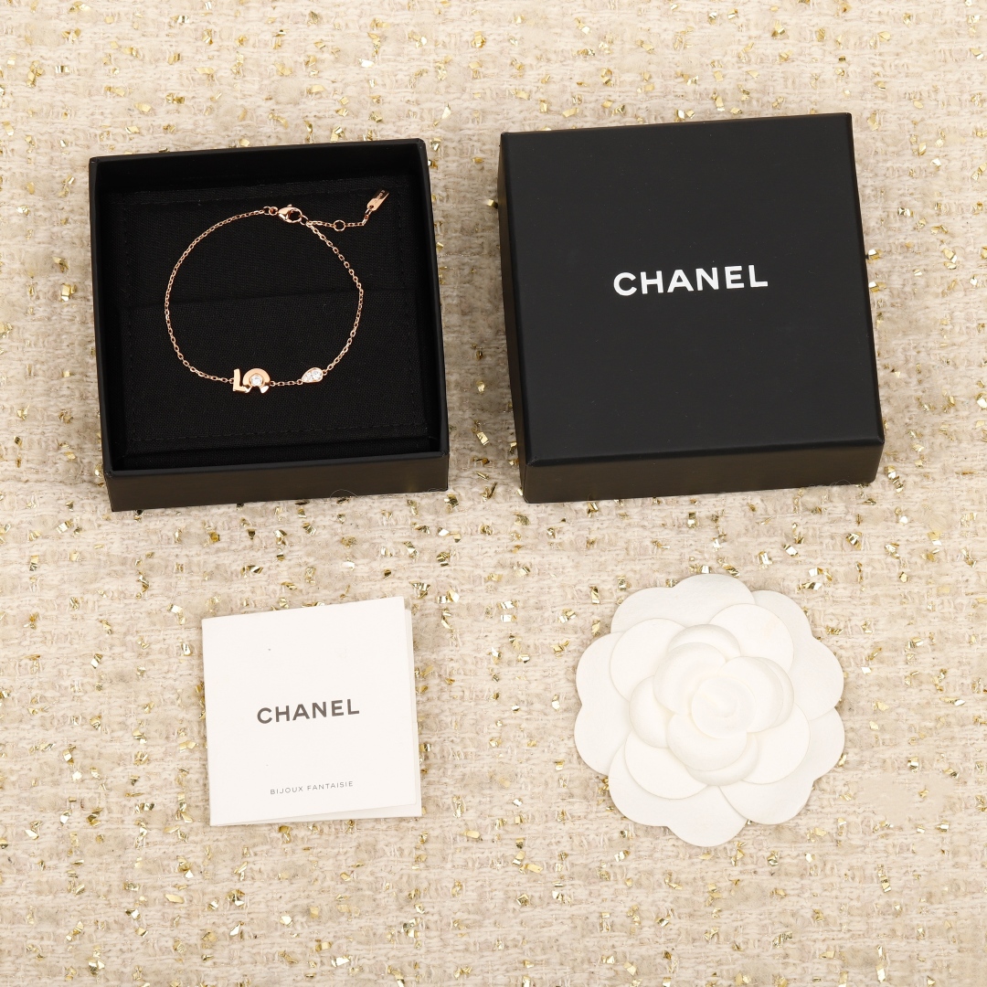 Elegante Pulsera Chanel N°5: Un Símbolo de Suerte y Sofisticación Atemporal