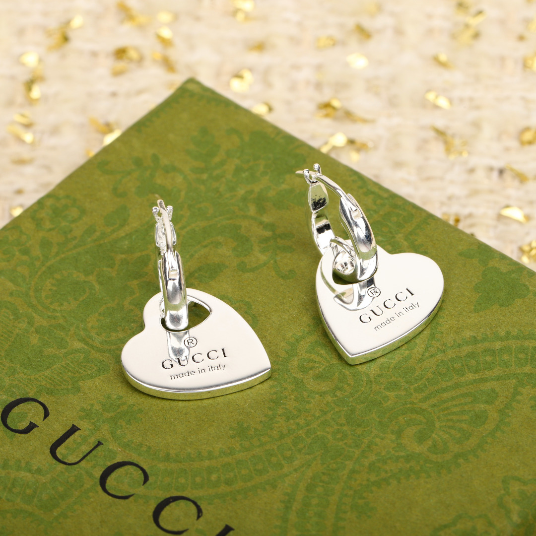 【】心形耳钉，贵妇标配。纯银材质，量大价询客Fu
Gucci Trademark系列以多样图案和六边形吊