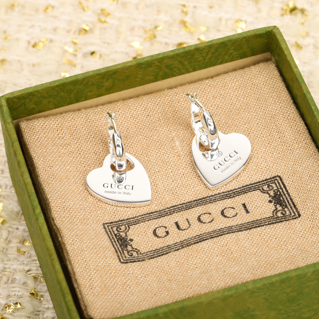 【】心形耳钉，贵妇标配。纯银材质，量大价询客Fu
Gucci Trademark系列以多样图案和六边形吊