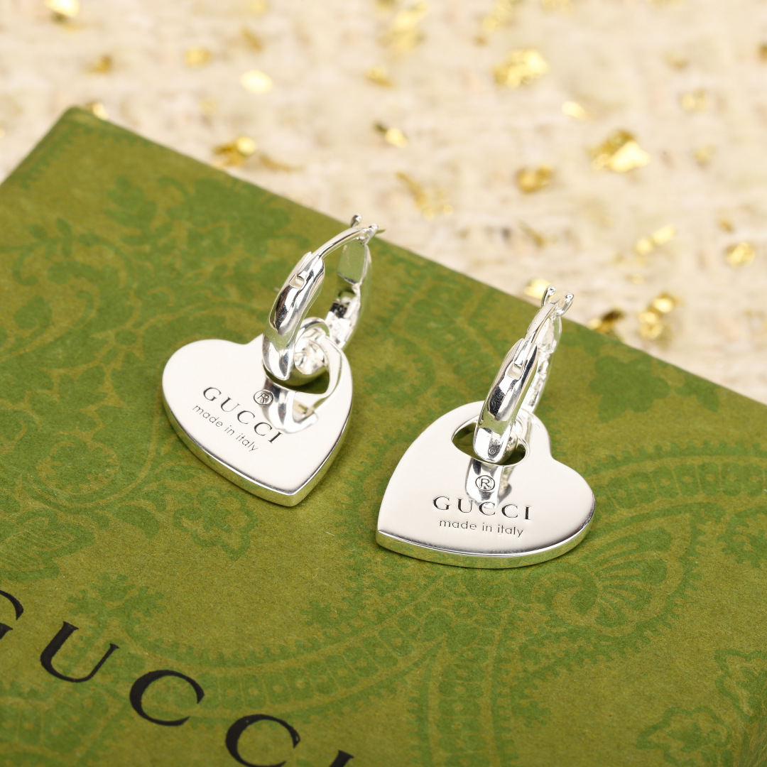 【】心形耳钉，贵妇标配。纯银材质，量大价询客Fu
Gucci Trademark系列以多样图案和六边形吊