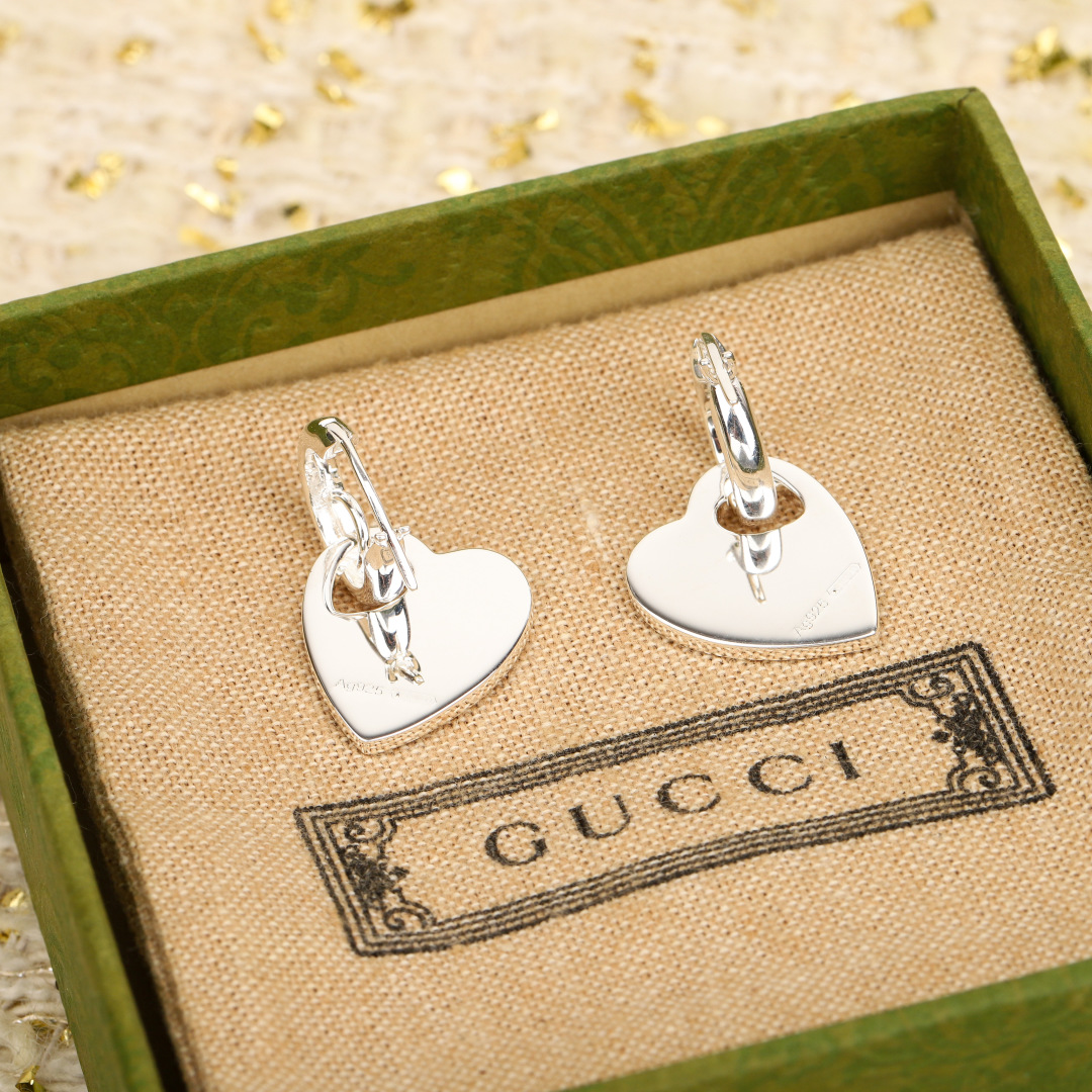 【】心形耳钉，贵妇标配。纯银材质，量大价询客Fu
Gucci Trademark系列以多样图案和六边形吊