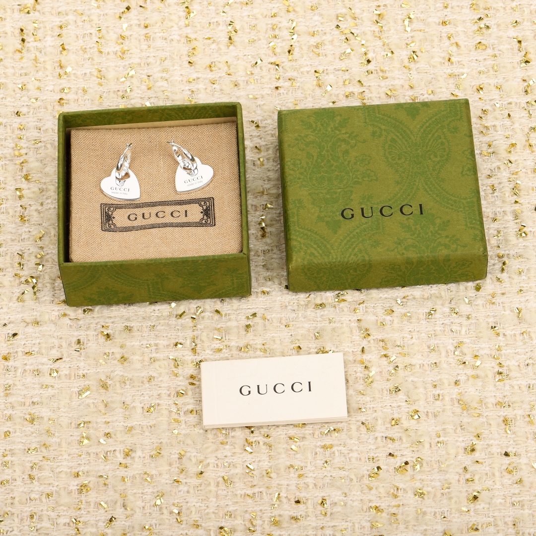 【】心形耳钉，贵妇标配。纯银材质，量大价询客Fu
Gucci Trademark系列以多样图案和六边形吊