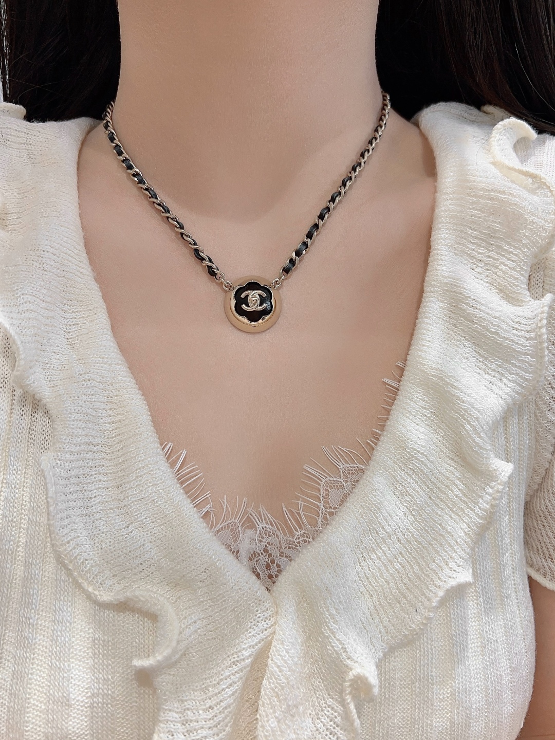 【】 官网8500，量大咨询客Fu！

【香 山茶花纽扣穿皮双C项链】25A高级手工坊系列非常重工，最新
