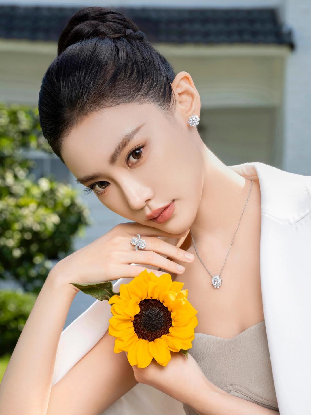 【】量大咨询客Fu❗

【彩宝系列-太阳花戒指】超级豪气的一款巨型钻戒 锦簇镶嵌，通体925纯银➕独家厚