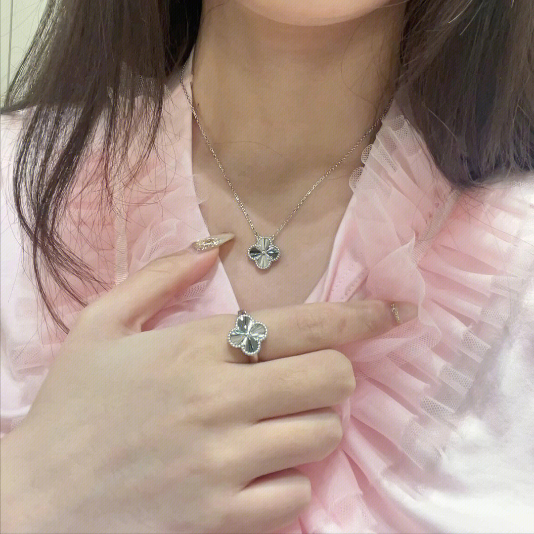 【】镭射戒指,可订做18K真金真钻版,只做对版真金货,价询客Fu
【纯银精工版】无敌完美的工艺,这个工