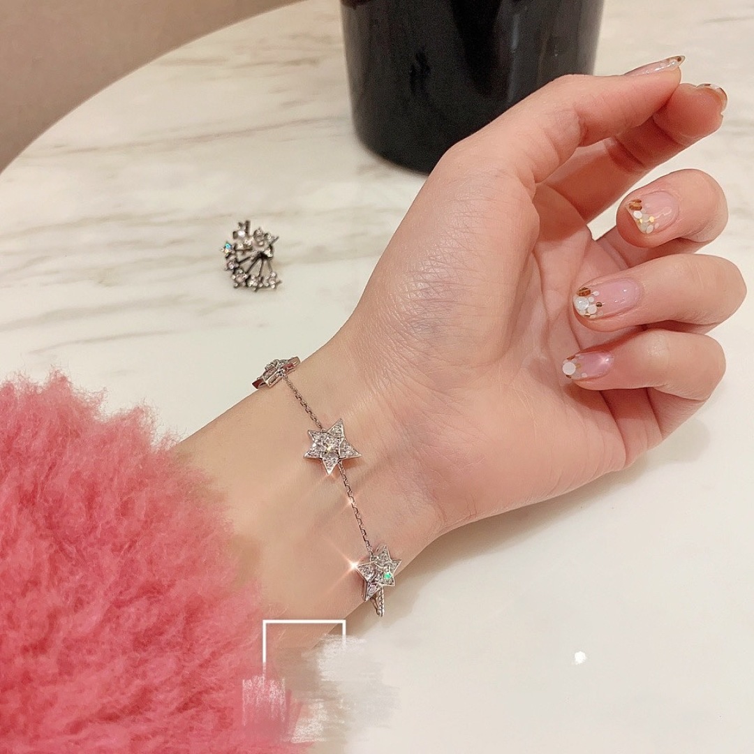  【】名媛白富美标配✨ ✨香奈鹅高定珠宝系列 🌠彗星手链
官网18k真金真钻 实拍925银材质定制 独家