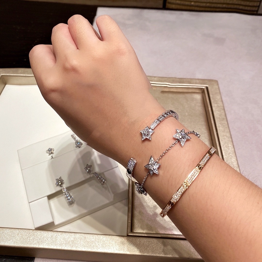  【】名媛白富美标配✨ ✨香奈鹅高定珠宝系列 🌠彗星手链
官网18k真金真钻 实拍925银材质定制 独家