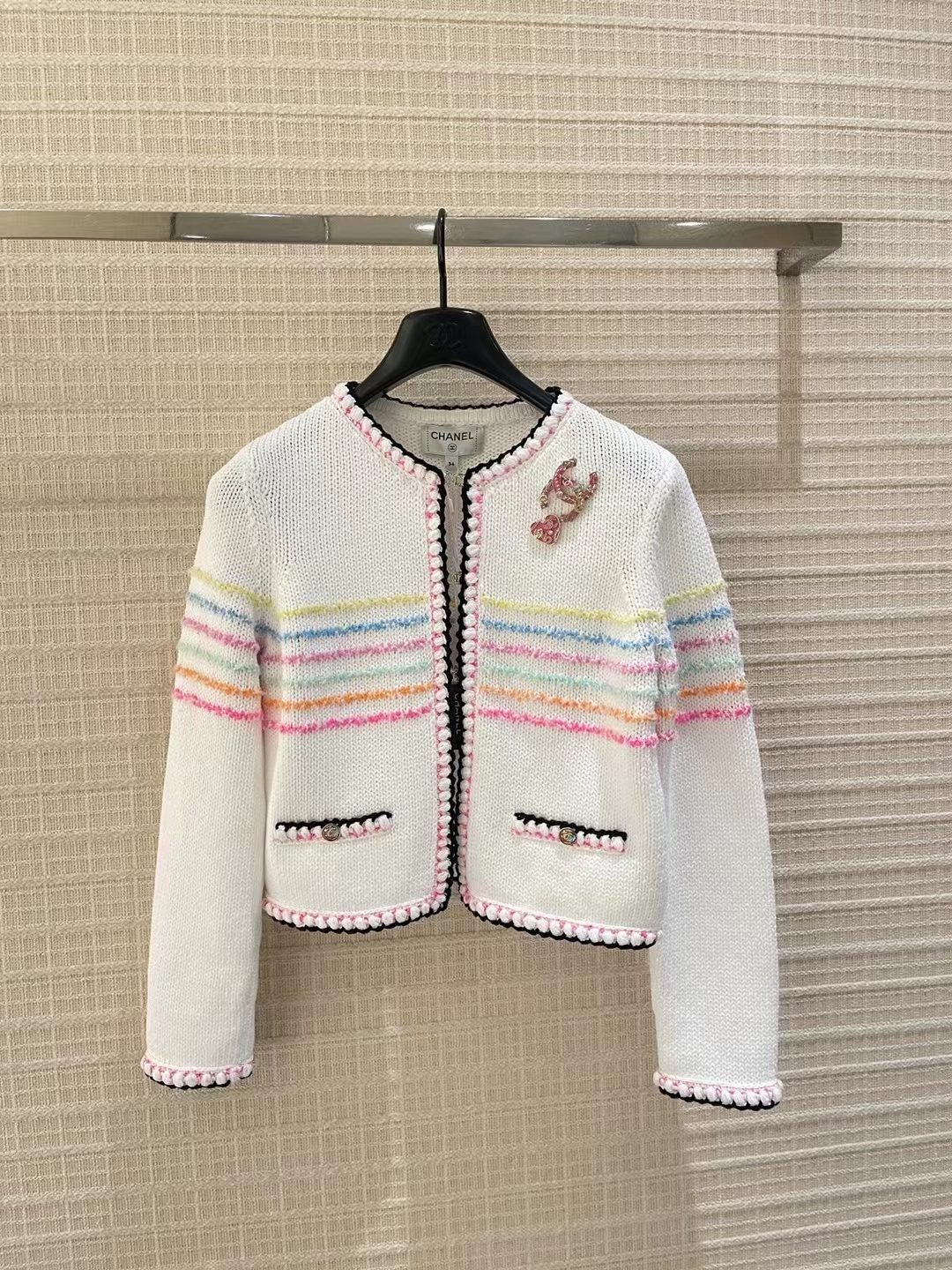 【我们出品】专柜5000，！

【香珐琅滴油爱心胸针】真心太太太绝美啦❗️💥炸裂来袭！24春夏最新款绝美