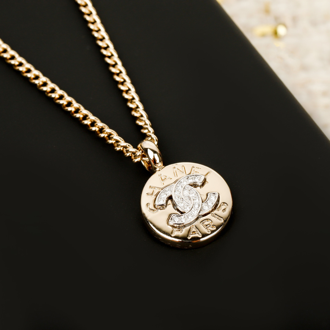 【我们出品】专柜🆕4800！❗️

【香 金币字母项链】两个调节环扣🔗🉑调节两种佩戴效果❗️每一季的金币