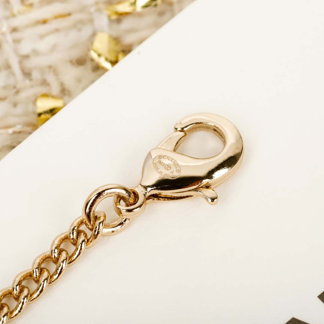 【我们出品】专柜🆕4800！❗️

【香 金币字母项链】两个调节环扣🔗🉑调节两种佩戴效果❗️每一季的金币