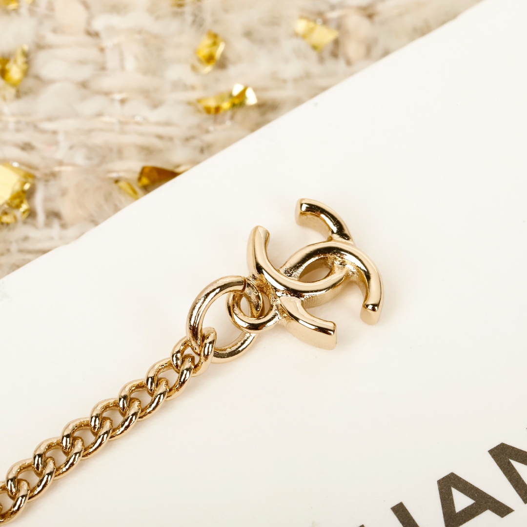 【我们出品】专柜🆕4800！❗️

【香 金币字母项链】两个调节环扣🔗🉑调节两种佩戴效果❗️每一季的金币