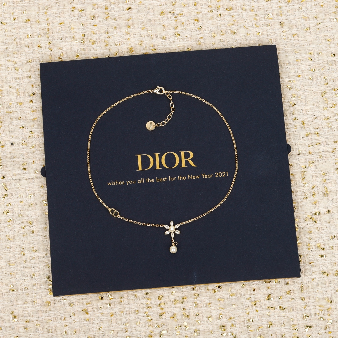 【我们出品】专柜🆕 5100，❗️

【D!or小花吊CD珍珠项链】25最新款绝美系列！强烈推荐❗️🤩🤩