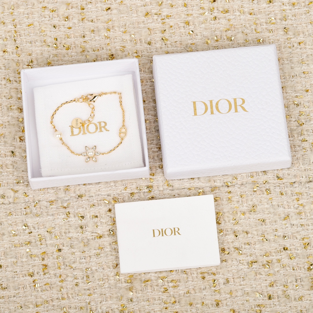 【我们出品】专柜🆕 4400，❗️

【D!or小花吊CD珍珠手链】25最新款绝美系列！强烈推荐❗️🤩🤩