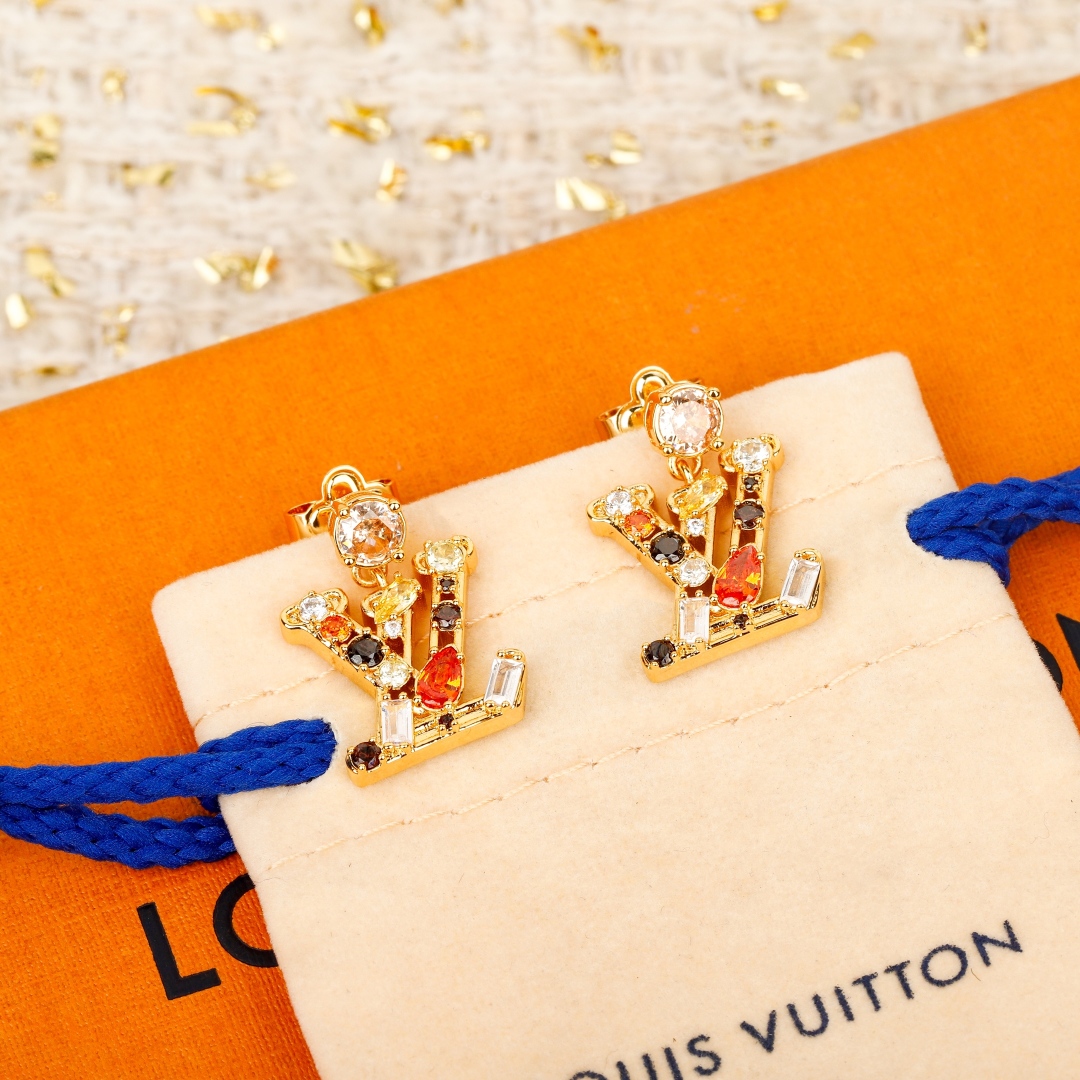 【我们出品】预售12号左右出货，专柜🆕 4900，❗️

【L绿彩钻耳钉】一款简单又经典的Logo造型！