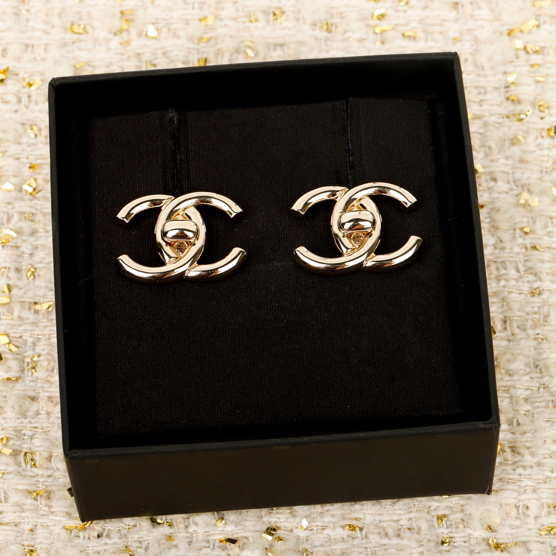 【我们出品】预售12号左右出货， 专柜🆕5300，！

【香 纽扣双C耳钉】25A高级手工坊系列非常重工