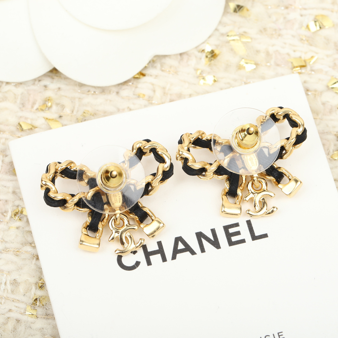 【我们出品】专柜🆕4500,❗️
【香手工坊蝴蝶结耳钉】 最爱的Vintage😍遇到绝对不能错过!五金