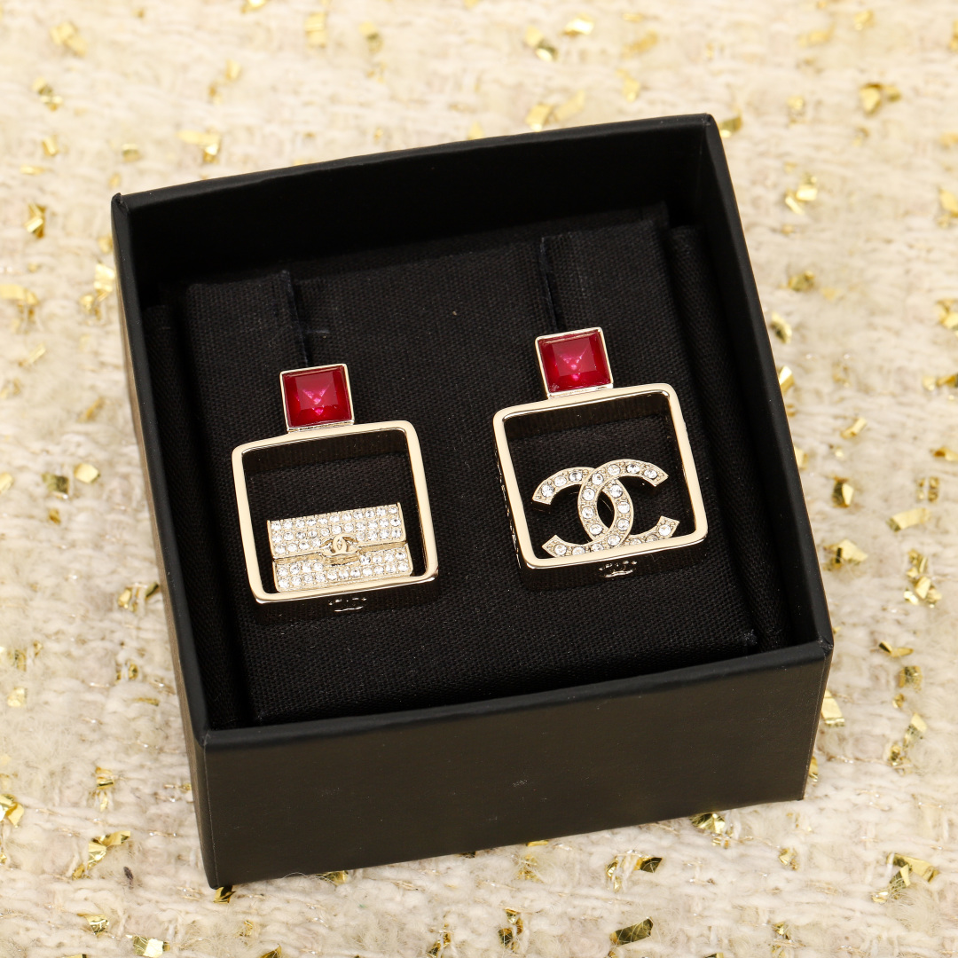 【我们出品】z5800，❗️

【Ch@nel23最新款包包双C耳钉】❗️每期必入的经典双c耳钉，一致z