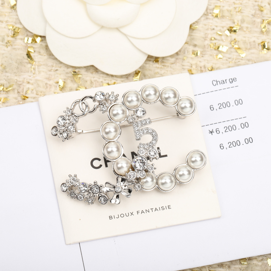 【我们出品】zp🆕6200，！

【chanel多元素双c珍珠胸针】每一个季度都必出的设计单品，属于经典