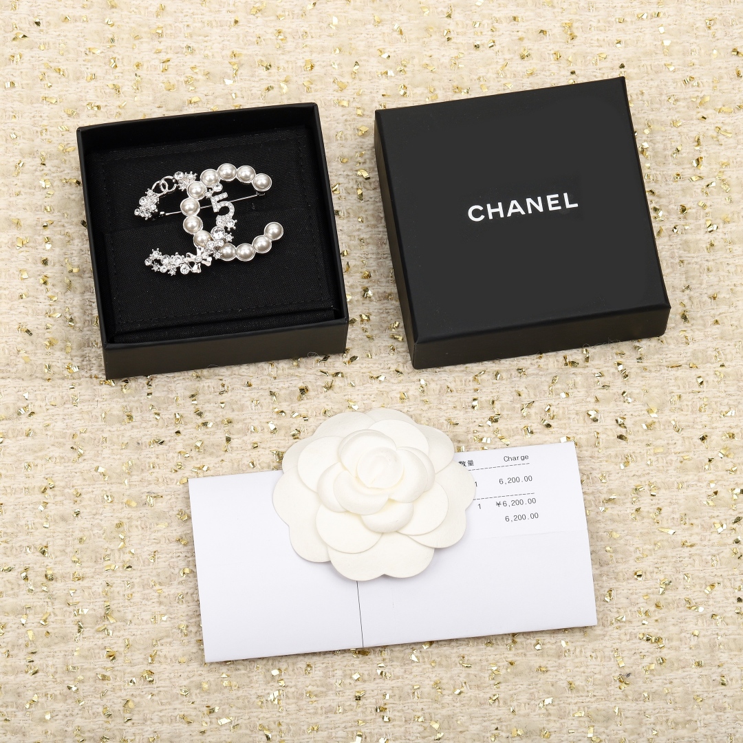 【我们出品】zp🆕6200，！

【chanel多元素双c珍珠胸针】每一个季度都必出的设计单品，属于经典