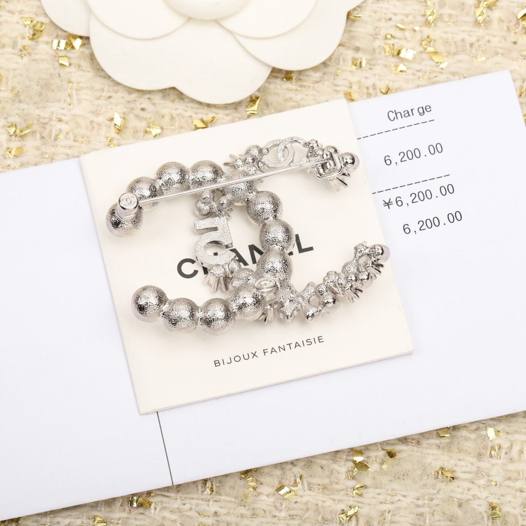 【我们出品】zp🆕6200，！

【chanel多元素双c珍珠胸针】每一个季度都必出的设计单品，属于经典