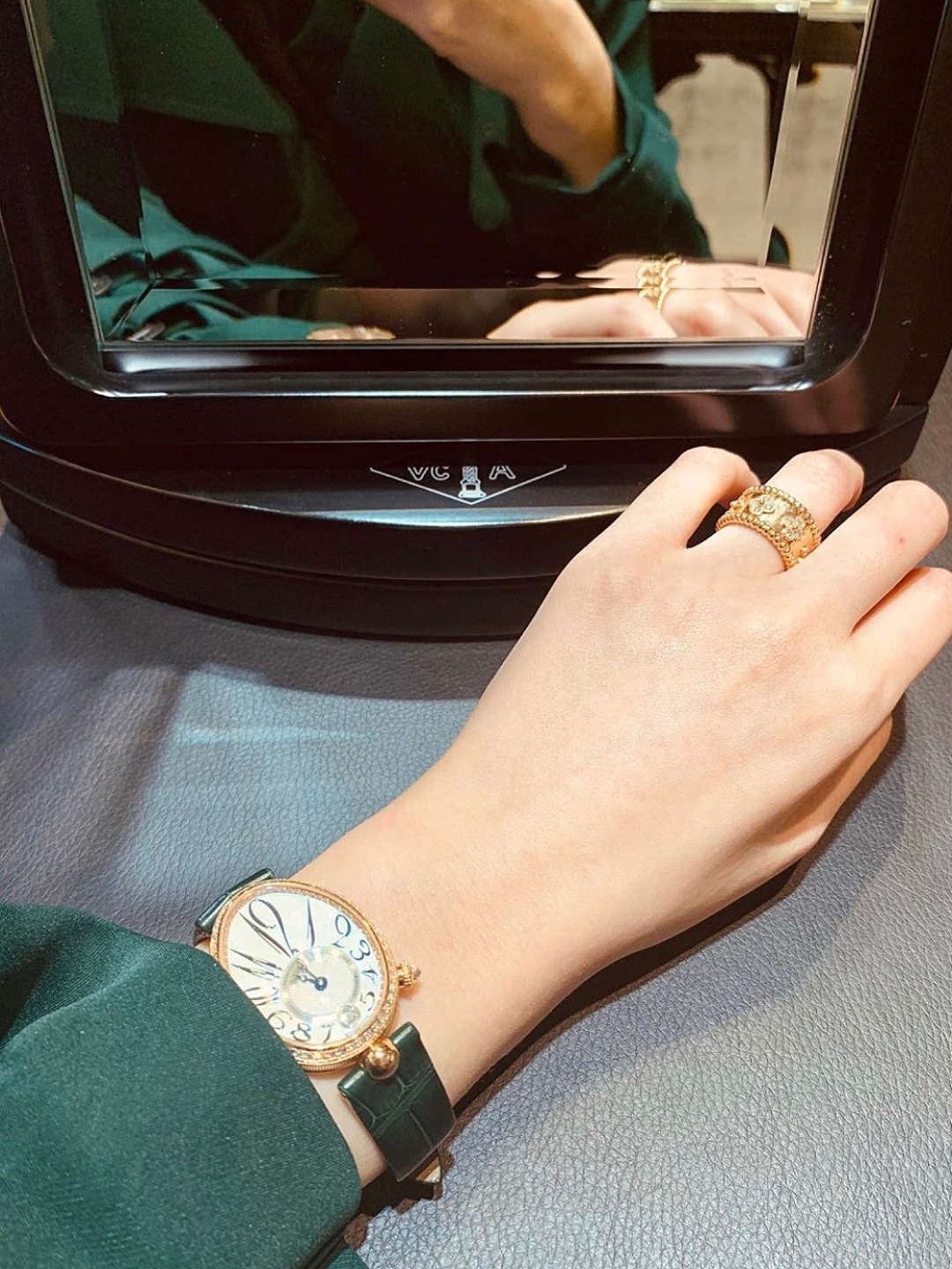 Van Cleef & Arpels PerléeTM Clovers: Real-Gold Lucky Ring with Four-Leaf Symbol - 图片 4