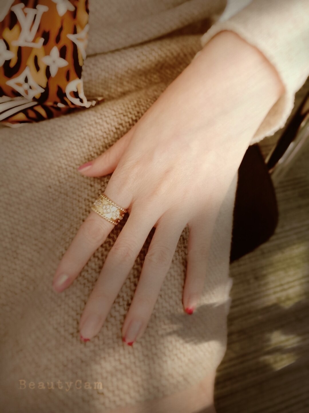 Van Cleef & Arpels PerléeTM Clovers: Real-Gold Lucky Ring with Four-Leaf Symbol - 图片 6