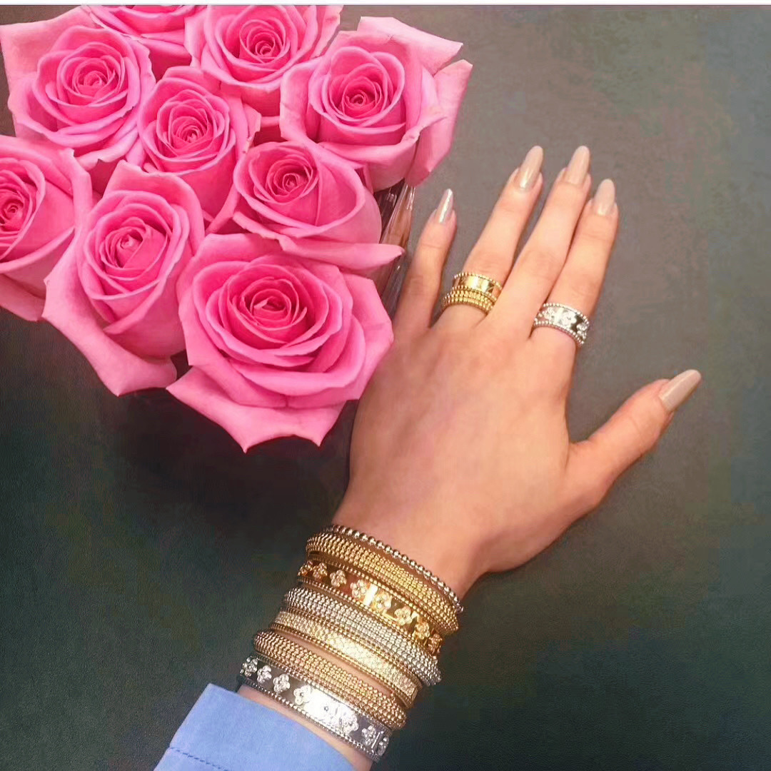 Van Cleef & Arpels PerléeTM Clovers: Real-Gold Lucky Ring with Four-Leaf Symbol - 图片 5