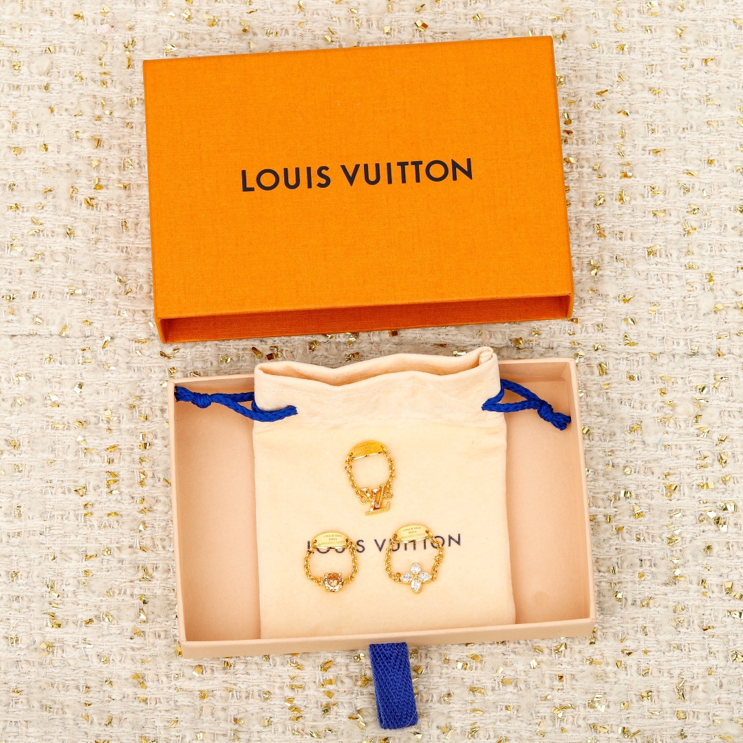 【我们出品】预售18号左右出货，zp🆕4200，年度必入套装❗❗！

25年最新款【LV 三件套戒指】简