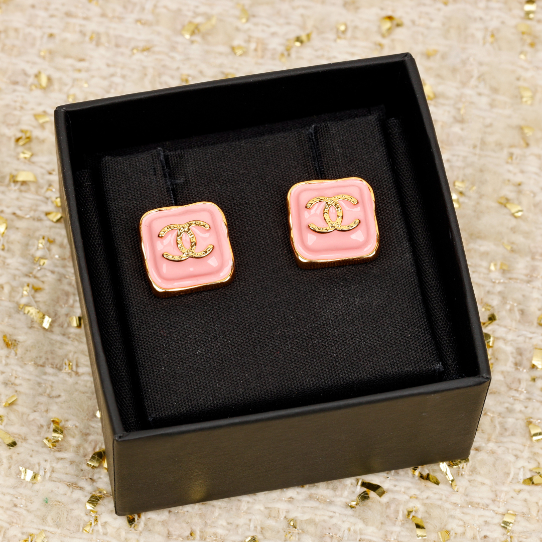 【我们出品】专柜🆕4500，❗️

【香23K黑方糖双c耳环】重磅推荐！万年经典款，这一季的设计，真的要