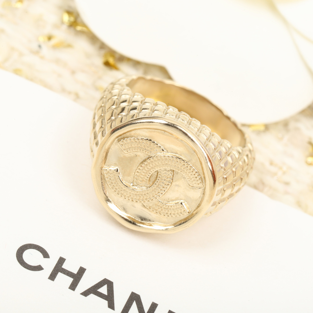 【我们出品】专柜3500，❗️

【Chan@l钱币戒指】，zP🆕全部被抢光了😂，zP🆕跟我们家出品一样