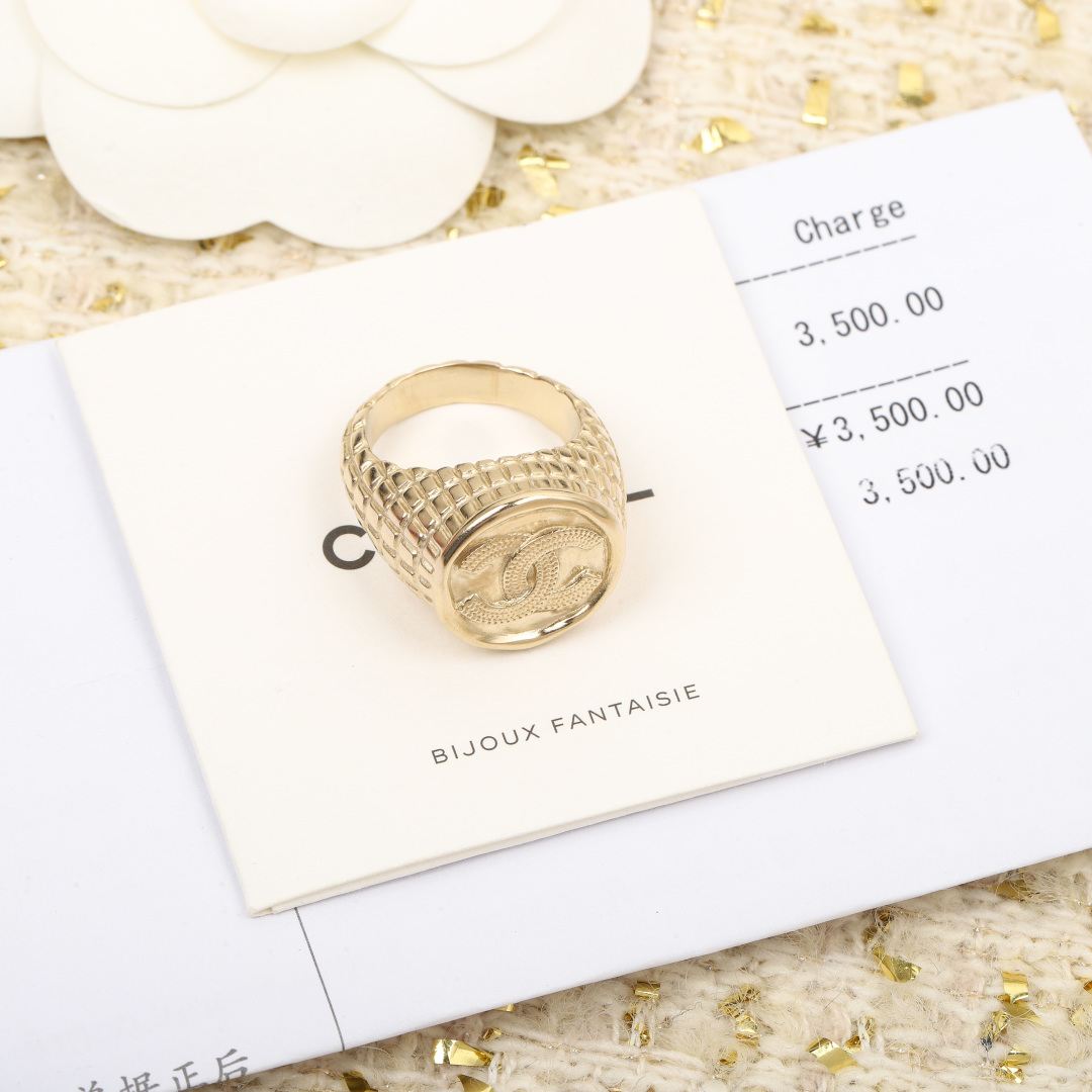 【我们出品】专柜3500，❗️

【Chan@l钱币戒指】，zP🆕全部被抢光了😂，zP🆕跟我们家出品一样