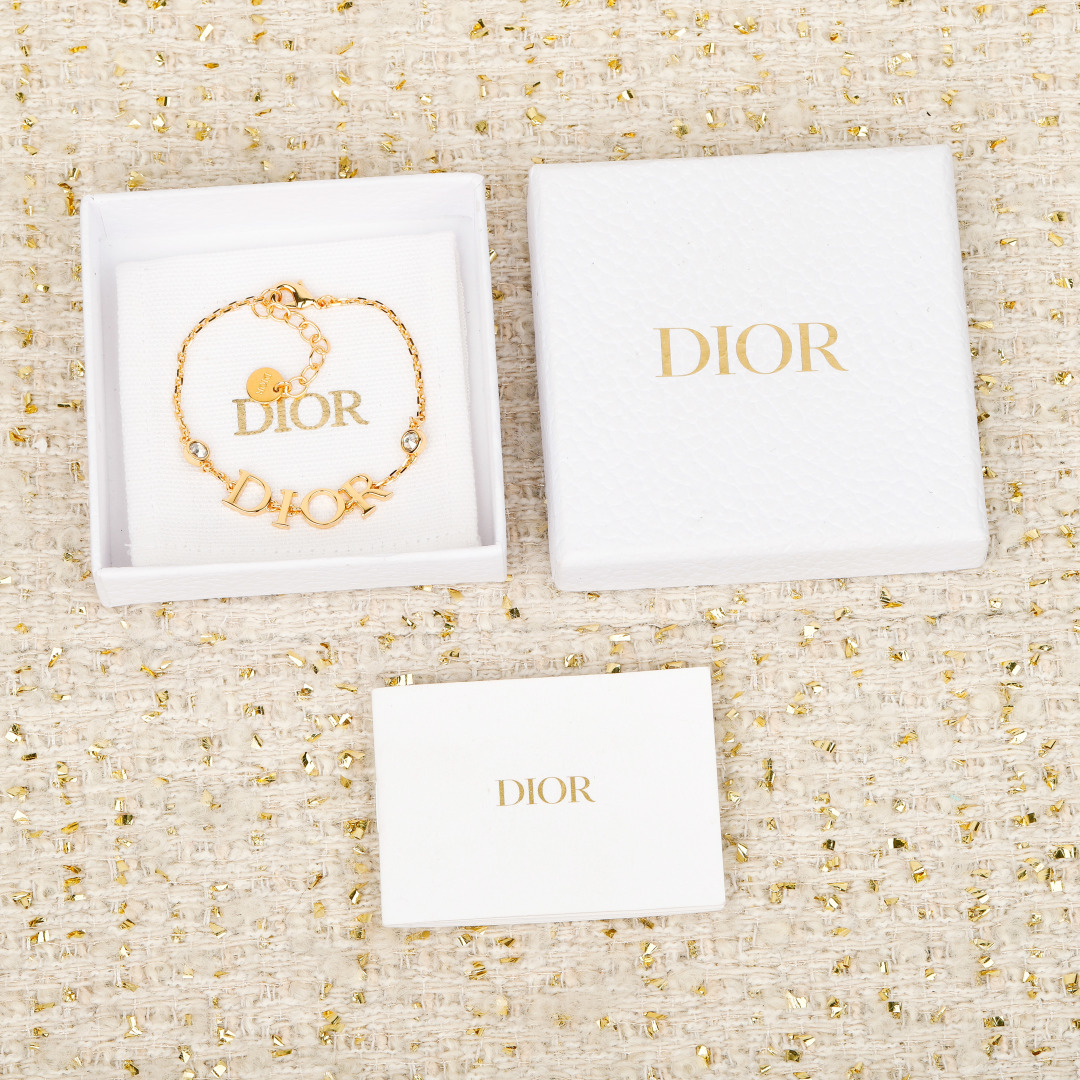 【我们出品】专柜🆕5300！❗️ 

【D!or字母两钻手链】简约的设计👍🏻经典字母Logo，每一个字母