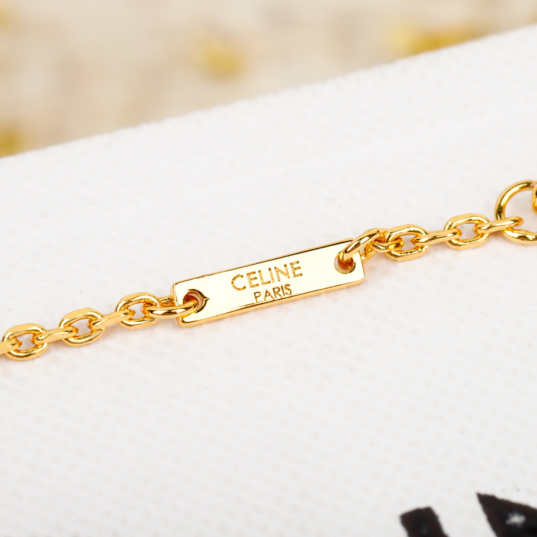 【我们出品】 专柜🆕4950，！

【c满钻立体凯旋门耳环/项链】经典的凯旋门logo元素设计👍🏻👍🏻耳