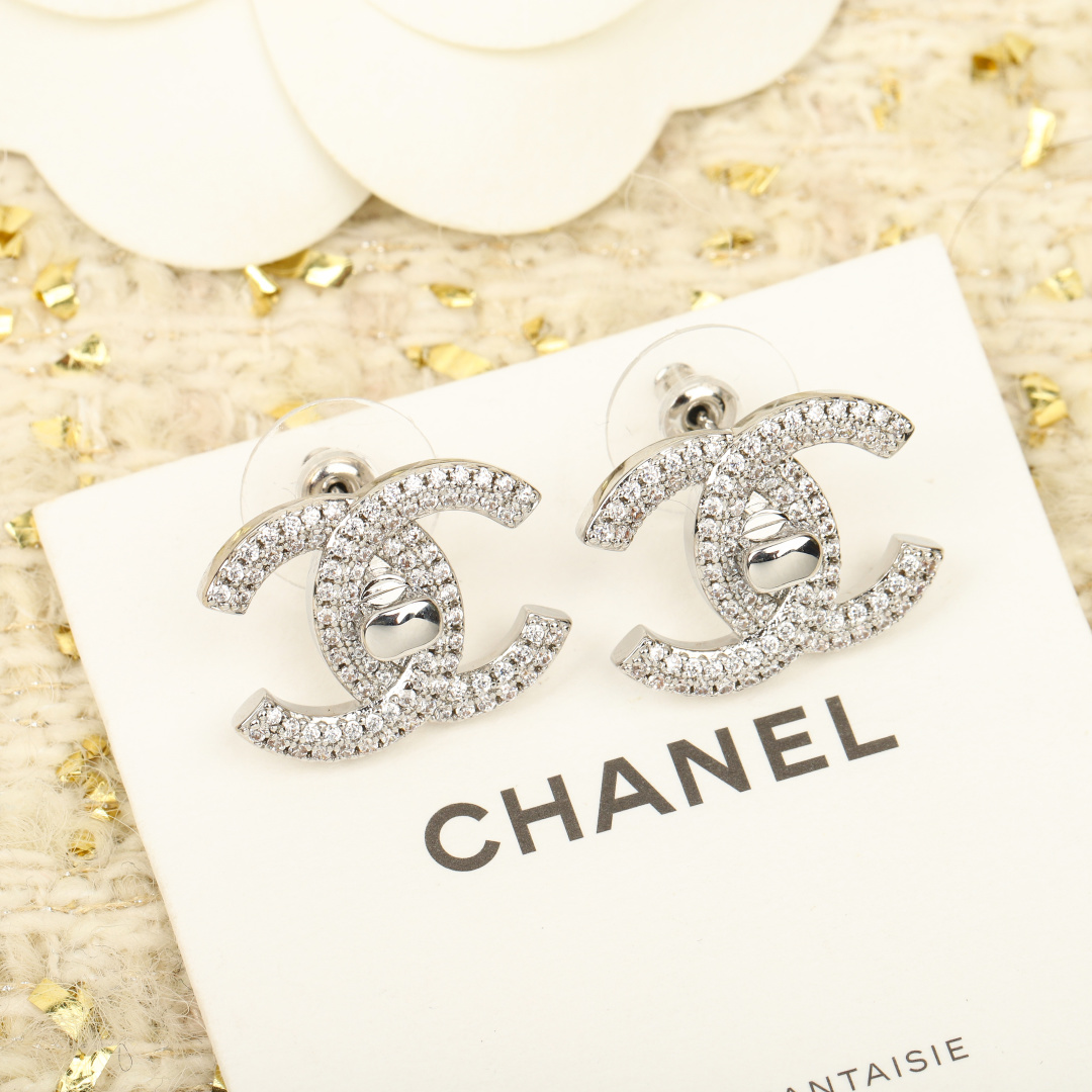 【我们出品】专柜🆕4500,❗️

【Ch@nel双c耳环】❗️每期必入的经典双c耳钉，一致专柜🆕黄铜材