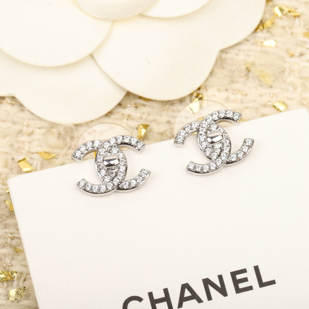 【我们出品】专柜🆕3300❗️

【香满钻mini双c耳钉】❗小香粉必入❗⭕❗Ch@nel 迷你施华洛水
