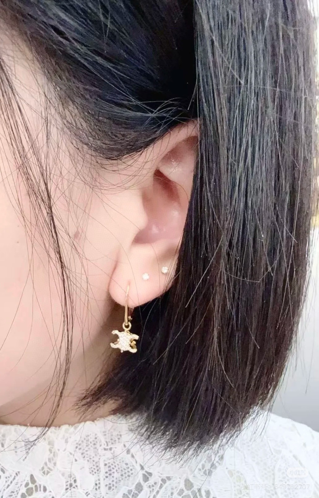 【我们出品】专柜🆕5300！❗️

【c满钻立体凯旋门耳环/项链】经典的凯旋门logo元素设计👍🏻👍🏻耳