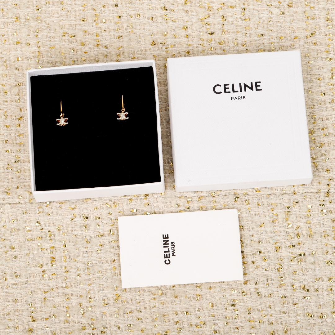 【我们出品】专柜🆕5300！❗️

【c满钻立体凯旋门耳环/项链】经典的凯旋门logo元素设计👍🏻👍🏻耳