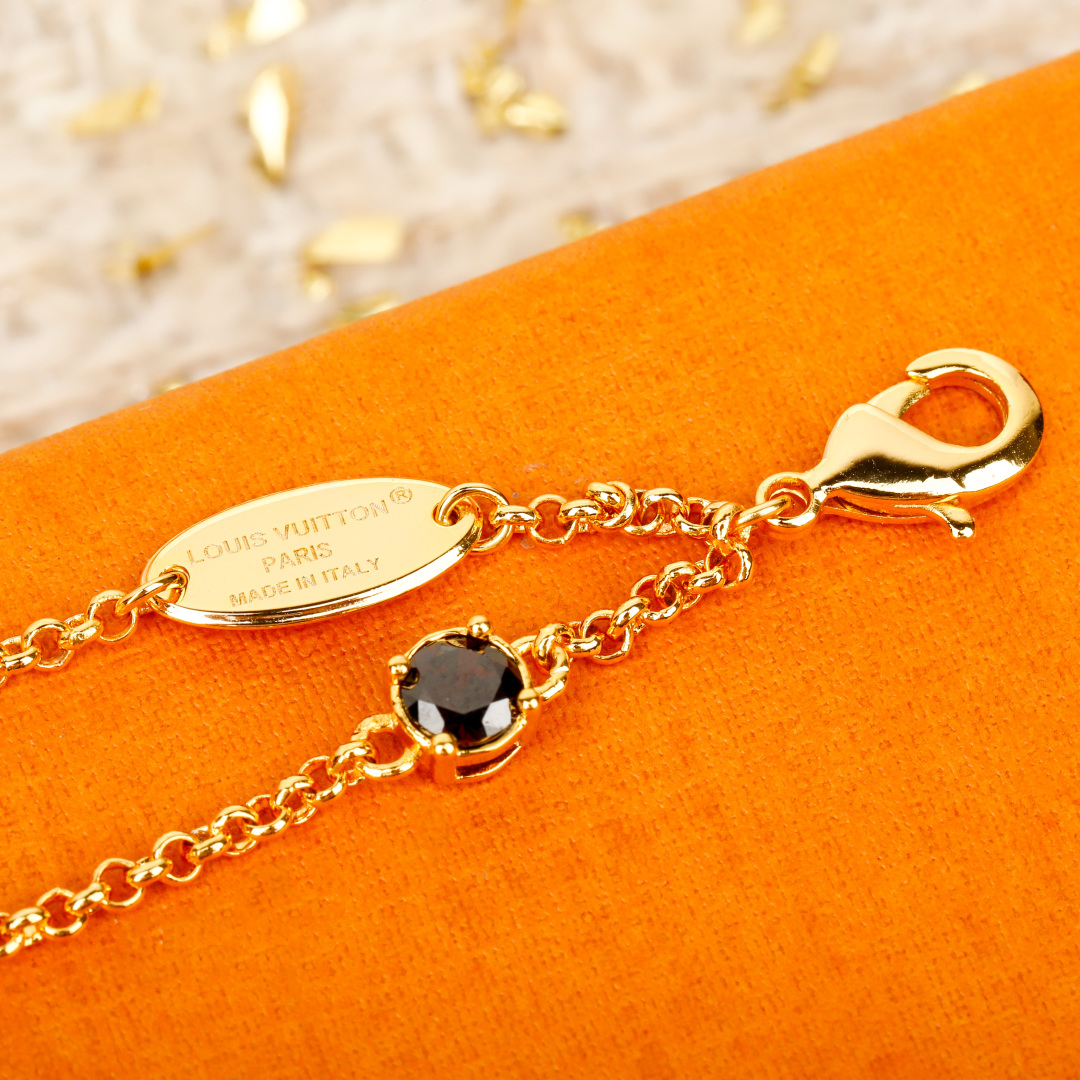 【我们出品】zp🆕5300，年度必入套装❗❗！

25年最新款【LV 彩钻双层手链】简直就是激动人心的设