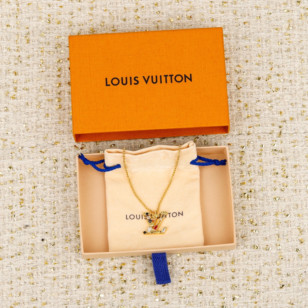 【我们出品】zp🆕 6700，❗️

【L绿彩钻项链】一款简单又经典的Logo造型！必入单品！上身非常精