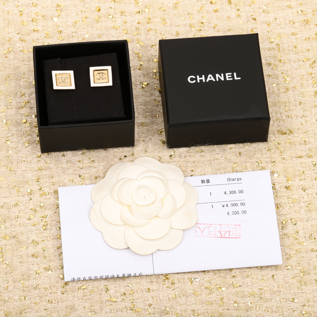 【我们出品】专柜🆕 4300！❗

【Ch@nel24C方块耳环】十分有设计感💜双c➕玛瑙➕珍珠，哇太美