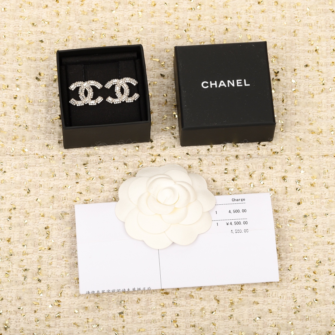 【我们出品】zp🆕 4500➕，！

【Ch@nel双c珍珠耳钉】这个季度一定要入的一款耳钉，款式就是那