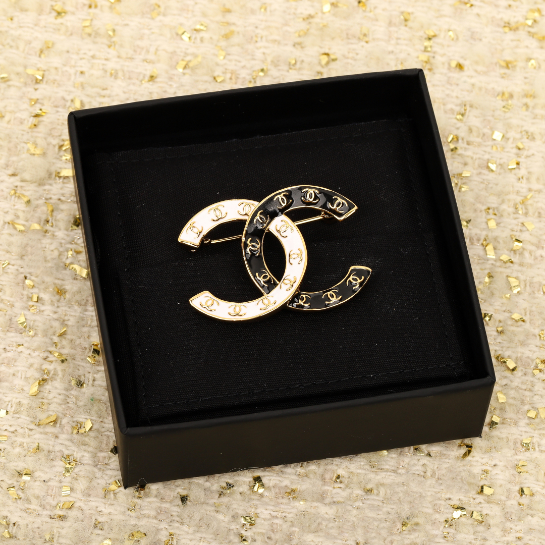  【我们出品】专柜🆕6500 ,❗️

【Ch@nel24P黑白滴油双C胸针】❗️每期必入的经典双c胸针