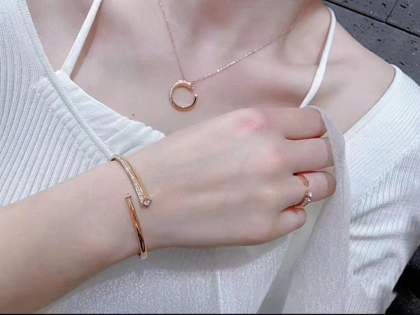 “Forevermark Avaanti-Hong Jewelry Series: Timeless Elegance in Gold and Silver” - 图片 7