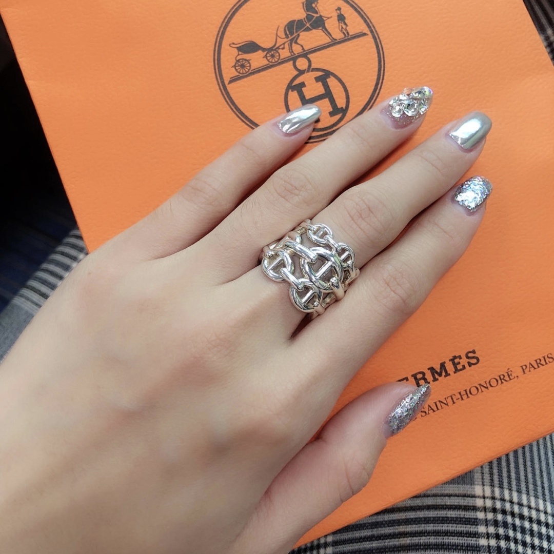 【我们出品】猪鼻子三层戒指， zp🆕为纯银材质，！

明星、网红、名媛都难以抗拒！
酷劲十足的经典标志
