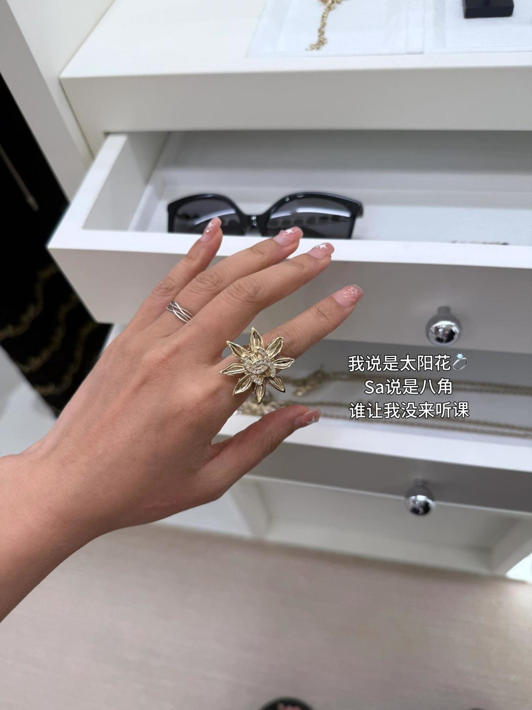 【我们出品】专柜🆕 5300！❗️

【香 太阳花满钻双c戒指】25a手工坊绝美系列💥全网首发🔥美疯了🤩