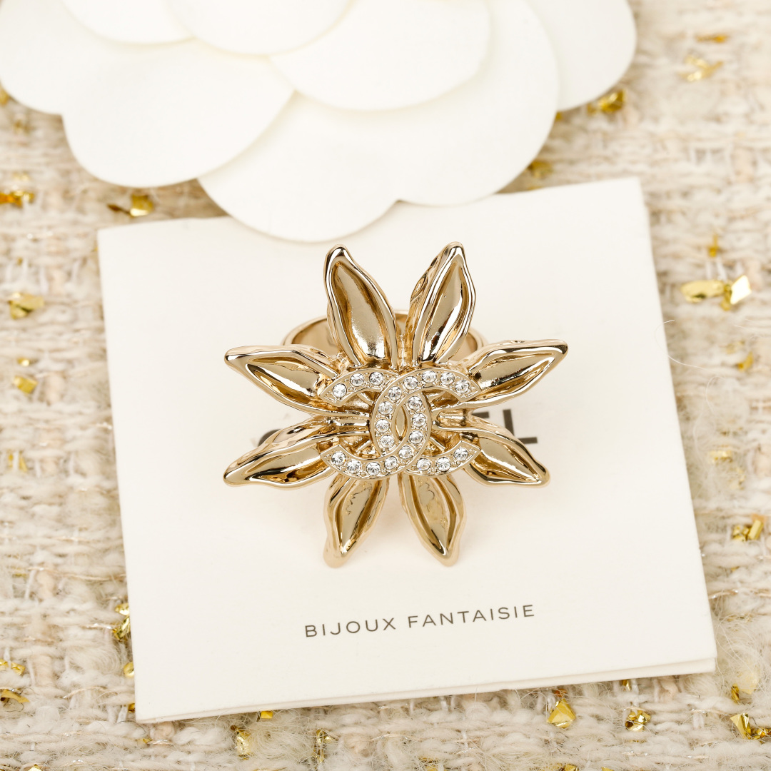 【我们出品】专柜🆕 5300！❗️

【香 太阳花满钻双c戒指】25a手工坊绝美系列💥全网首发🔥美疯了🤩