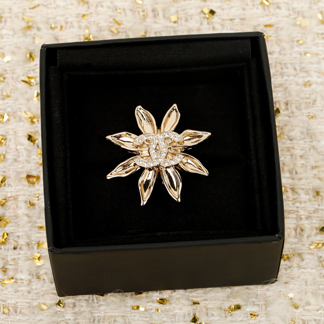 【我们出品】专柜🆕 5300！❗️

【香 太阳花满钻双c戒指】25a手工坊绝美系列💥全网首发🔥美疯了🤩