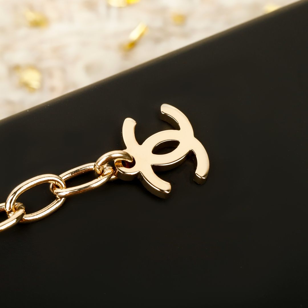 【我们出品】 zp🆕8500，！

【香 叶子双C粉色水滴项链】25A高级手工坊系列非常重工，最新款全网