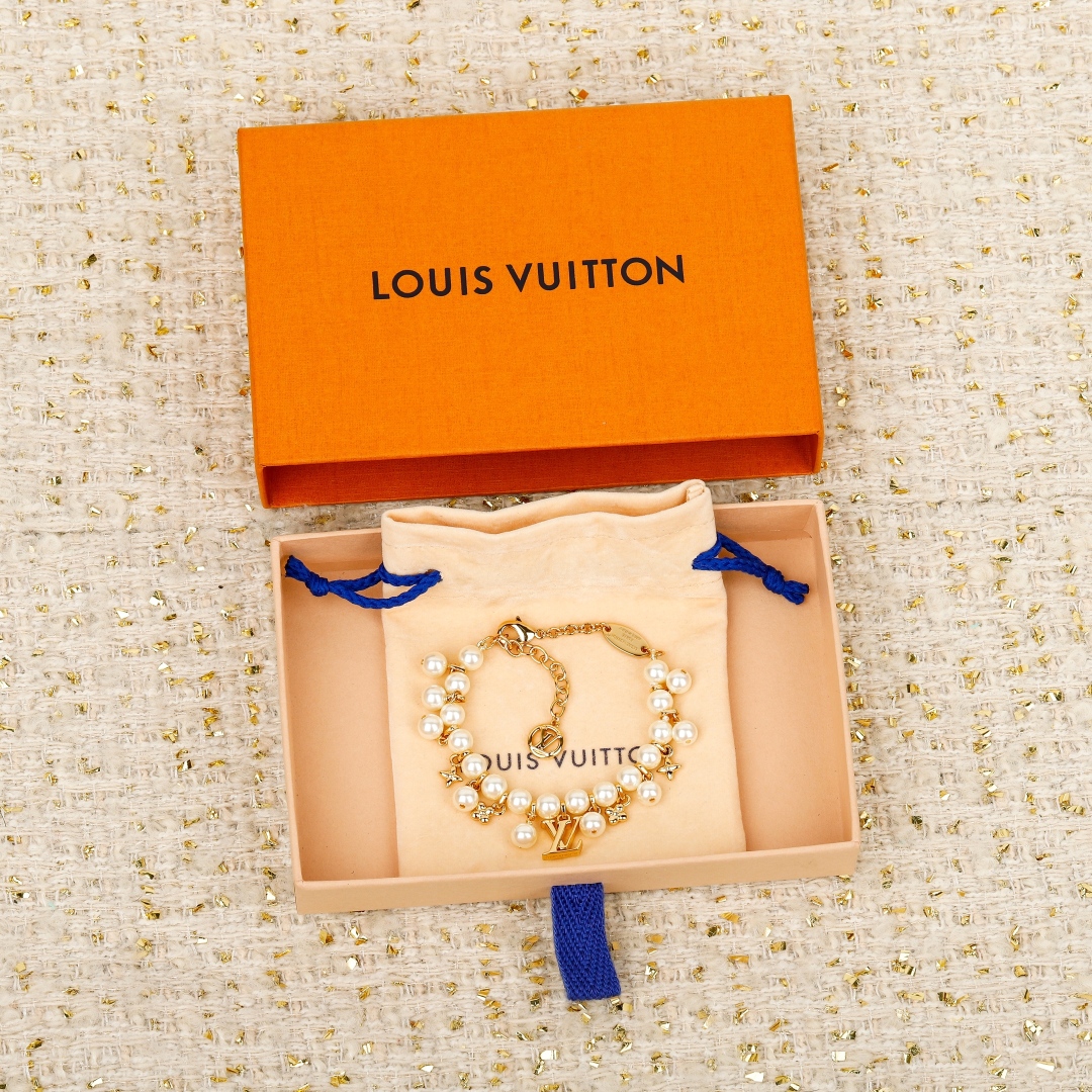 【我们出品】预售23号左右出货，zp🆕5350，❗️

【L绿 花卉珍珠手链】🤩非常精致很有设计感的系列